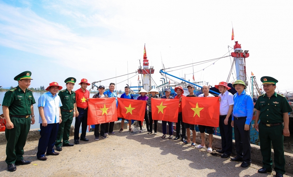 20.000 lá cờ Tổ quốc trao tặng cán bộ, chiến sĩ và đồng bào Thanh Hoá