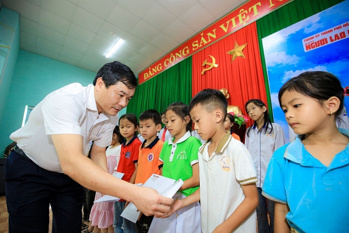 Ông Phạm Văn Tuấn, Phó trưởng Ban Tuyên giáo Tỉnh ủy Thanh Hóa, trao học bổng (trị giá 1 triệu đồng/suất) cho các em học sinh nghèo hiếu học của TP Sầm Sơn