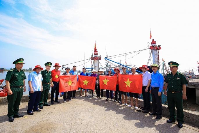 Ngư dân tại cảng cá Quảng Tiến, TP Sầm Sơn nhận cờ Tổ Quốc