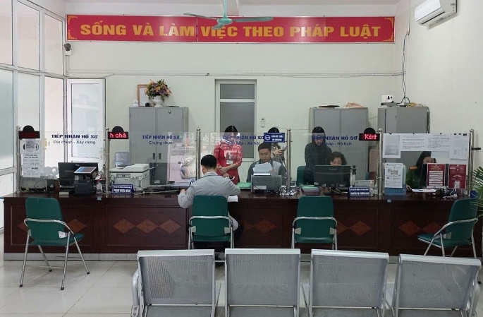 -	Người dân thực hiện TTHC tại UBND phường Yên Sở, quận Hoàng Mai, Hà Nội