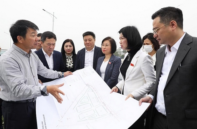 Đoàn giám sát của HĐND TP Hà Nội khảo sát tiến độ thực hiện Dự án đầu tư xây dựng đường Vành đai 4 - Vùng Thủ đô Hà Nội tại xã Tam Hưng, huyện Thanh Oai