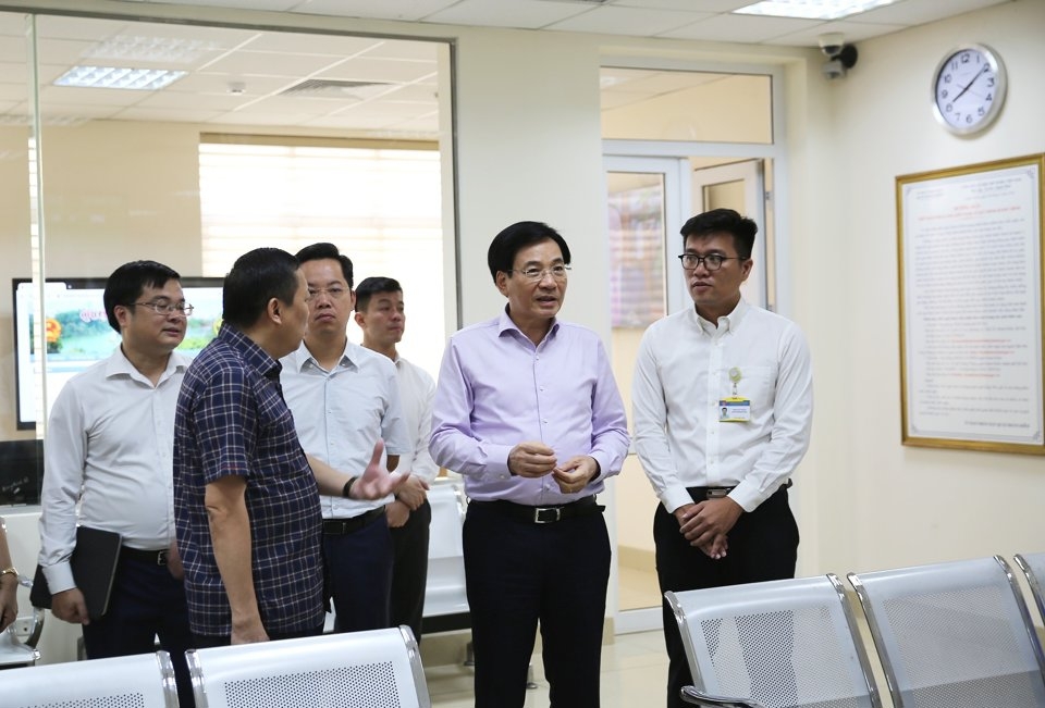 Bộ trưởng, Chủ nhiệm VPCP Trần Văn Sơn và đoàn công tác của Văn phòng Chính phủ đã đến thăm, khảo sát thực tế tại Bộ phận Một cửa của UBND quận Hoàn Kiếm. 