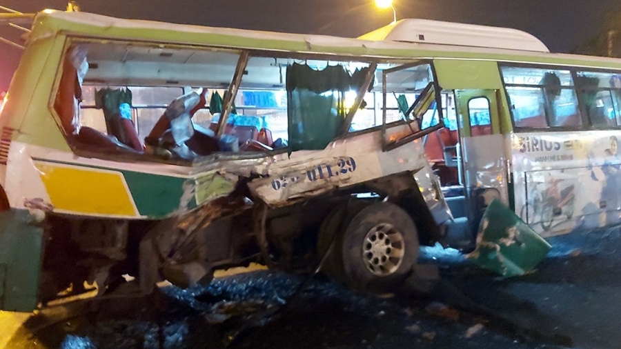 Xe buýt bị lật trên đường cao tốc, 49 người thương vong