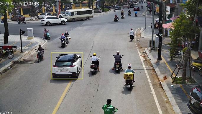 Xe ô tô biển số 98A-485.32 lấn làn, đè vạch kẻ đường tại đường Lê Lợi.