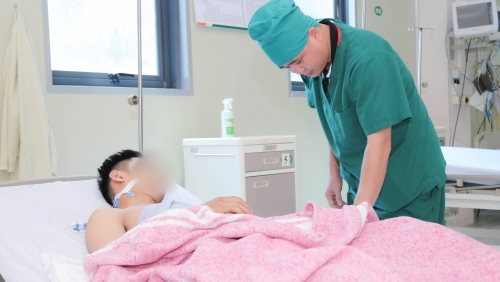 Nam thanh niên bị xe máy đâm đứt động mạch đùi khi đang mở cửa xe