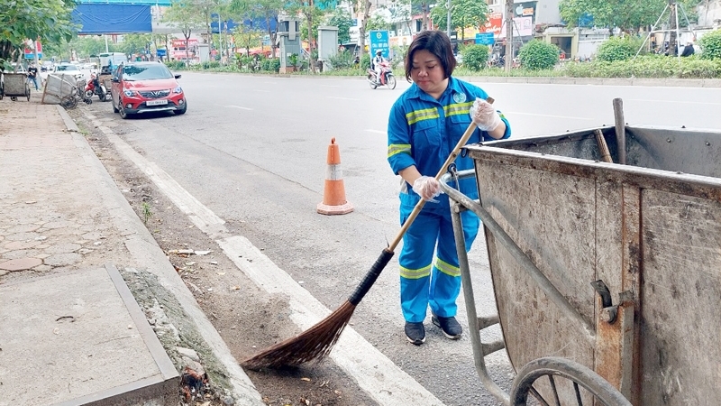 Người tổ trưởng tận tâm với nghề giữ sạch đường phố