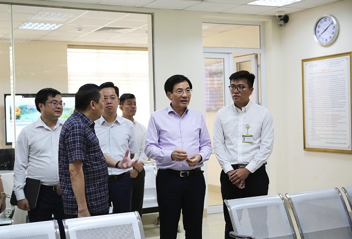 Bộ trưởng, Chủ nhiệm VPCP Trần Văn Sơn và đoàn công tác của Văn phòng Chính phủ đã đến thăm, khảo sát thực tế tại Bộ phận Một cửa của UBND quận Hoàn Kiếm