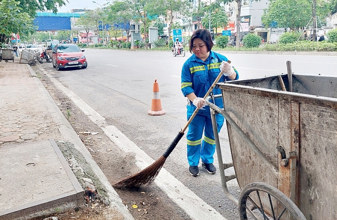 Chị Nguyễn Thị Minh Phương, Tổ trưởng Tổ môi trường số 4, Cty TNHH một thành viên Môi trường đô thị Hà Nội luôn tận tâm với công việc.