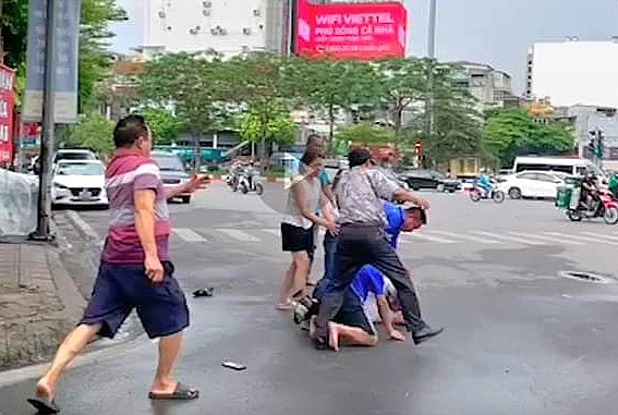 Hình ảnh từ clip cho thấy phóng viên của Đài phát thanh và Truyền hình Hà Nội bị nhóm đối tượng hành hung.