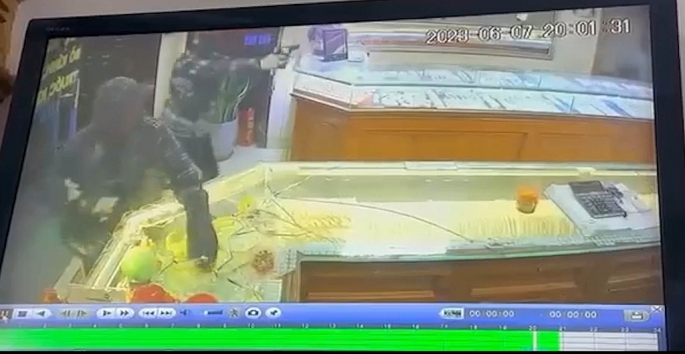 Truy bắt 2 đối tượng nổ súng cướp tiệm vàng khiến 1 người bị thương ở Hải Dương