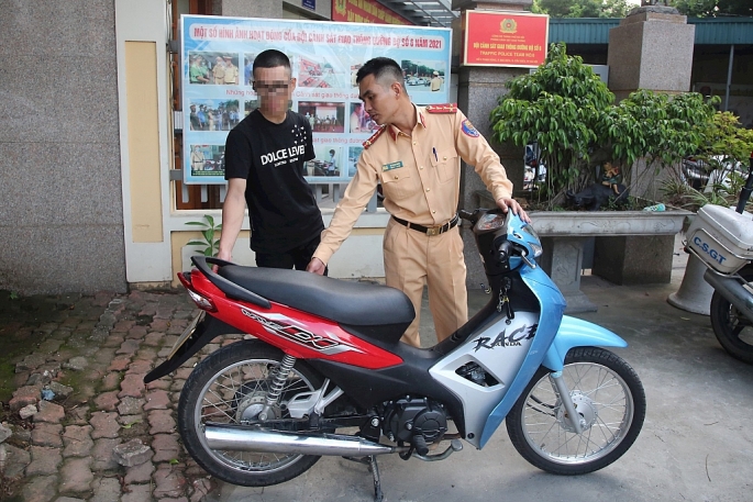 Thanh niên từ Hưng Yên lên Hà Nội “bốc đầu” xe máy để… tìm bạn giao lưu
