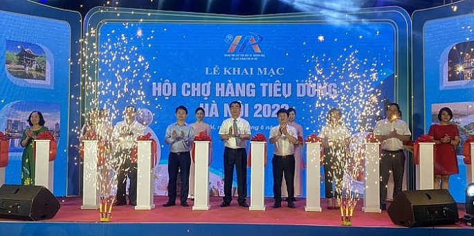 Các đại biểu cắt băng khai mạc Hội chợ hàng tiêu dùng Hà Nội năm 2023