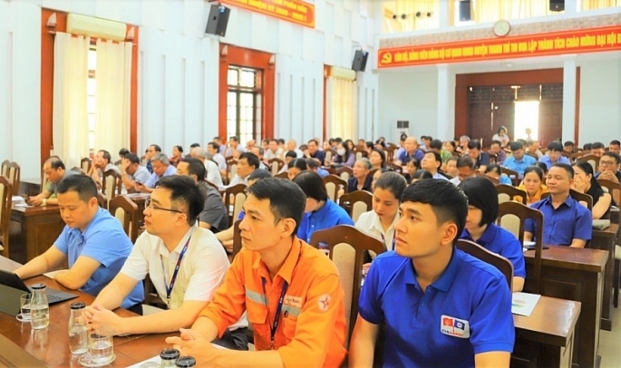 UBND huyện Thanh Trì rất chú trọng công tác tuyên truyền sử dụng điện an toàn tiết kiệm và bảo vệ an toàn hành lang lưới điện trên địa bàn. Ảnh: T. Hồng