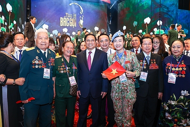 Thủ tướng trao đổi, giao lưu với các gương điển hình tiên tiến - Ảnh VGP/Nhật Bắc Thủ tướng trao đổi, giao lưu với các gương điển hình tiên tiến - Ảnh VGP/Nhật Bắc