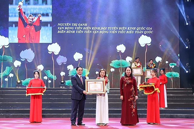 Thủ tướng Chính phủ tặng Bằng khen cho các gương điển hình tiên tiến tiêu biểu dự Hội nghị - Ảnh VGP/Nhật Bắc Thủ tướng Chính phủ tặng Bằng khen cho các gương điển hình tiên tiến tiêu biểu dự Hội nghị - Ảnh VGP/Nhật Bắc