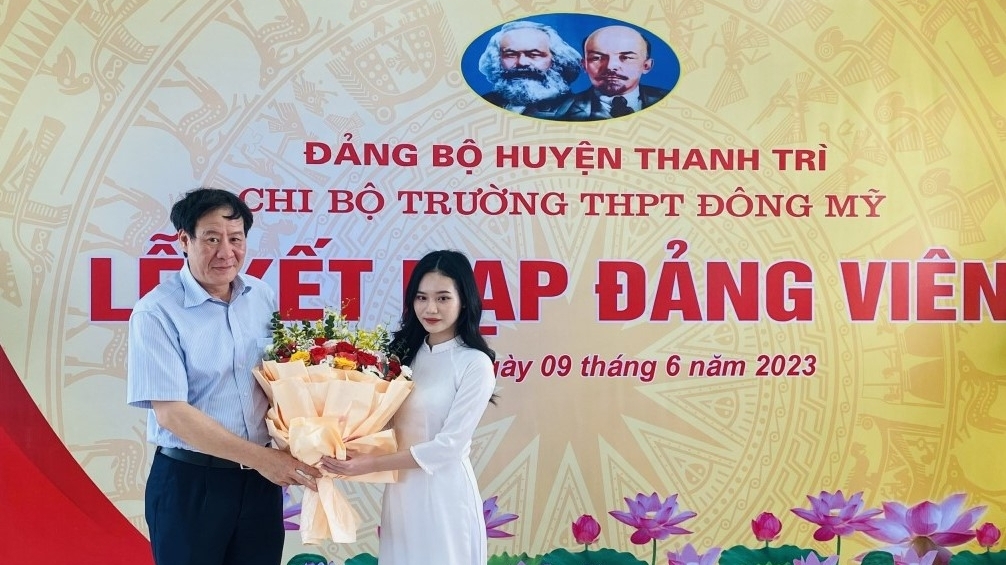 Học sinh đầu tiên của huyện Thanh Trì được kết nạp Đảng