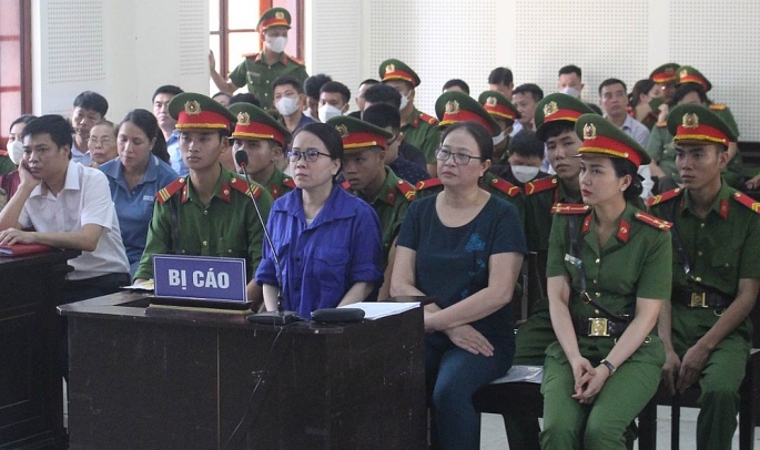 Bị cáo Dung áo xanh và bị cáo Hương áo tím tại phiên xét xử phúc thẩm