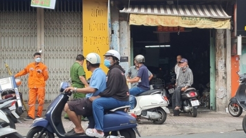 Cảnh tượng thương tâm trên mái tôn tiệm sửa xe Vespa cổ lúc trời tối