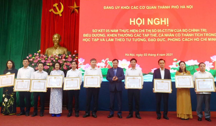 Phó Bí thư Thành ủy Nguyễn Văn Phong trao Bằng khen của Ban Thường vụ Thành ủy cho các tập thể có thành tích xuất sắc trong thực hiện Chỉ thị số 05-CT/TW.