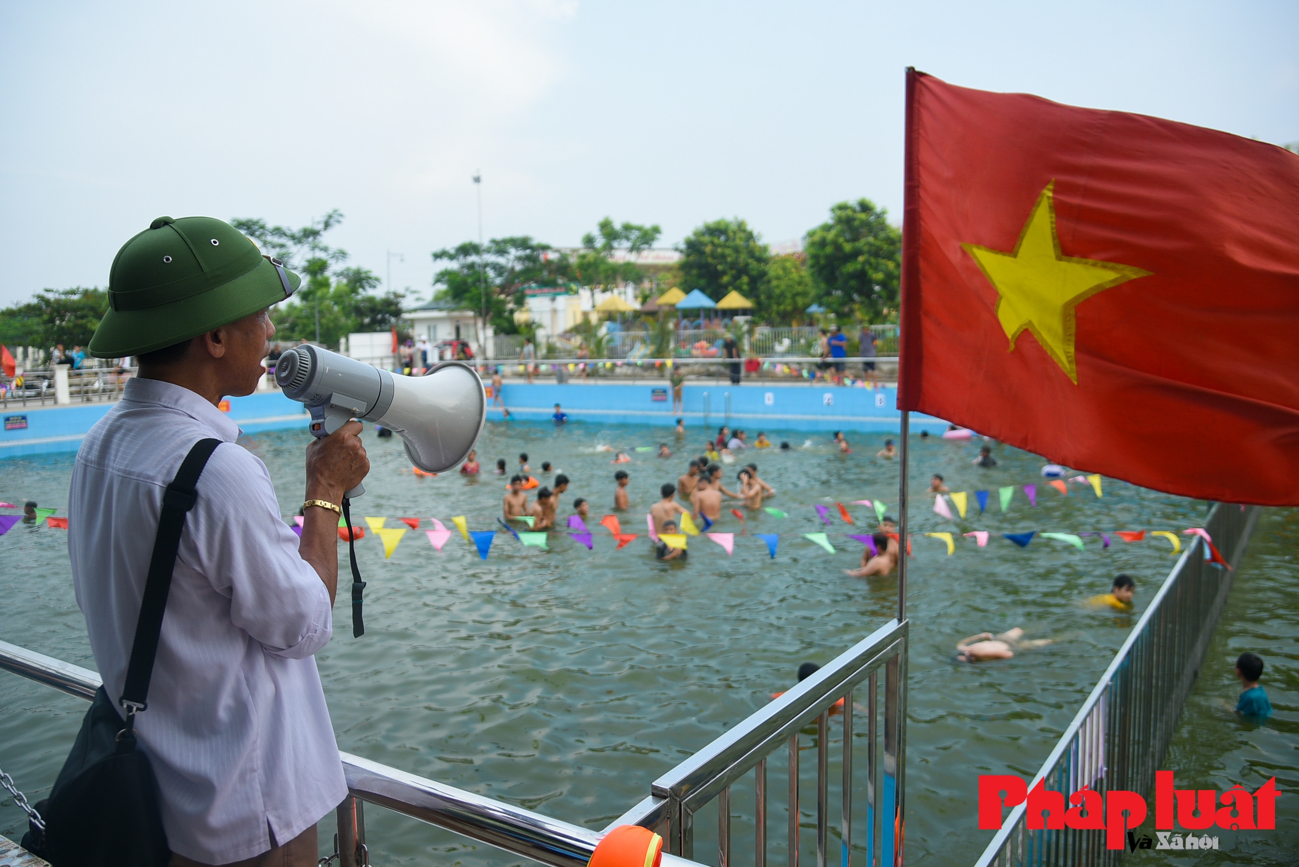 Hà Nội: Ao làng ô nhiễm được hồi sinh thành bể bơi miễn phí cho trẻ em