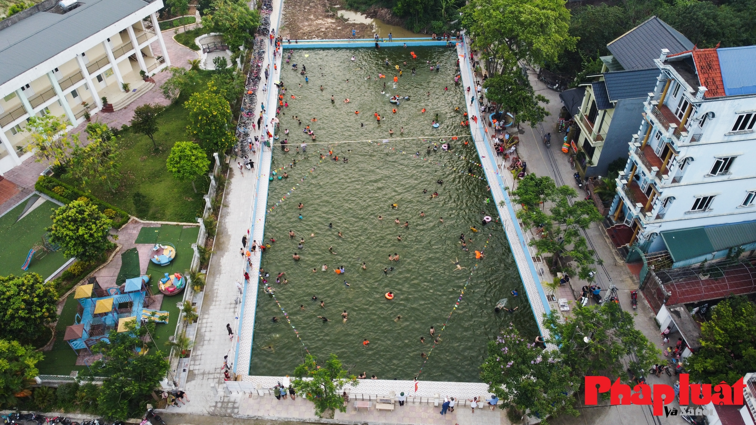 Hà Nội: Ao làng ô nhiễm được hồi sinh thành bể bơi miễn phí cho trẻ em