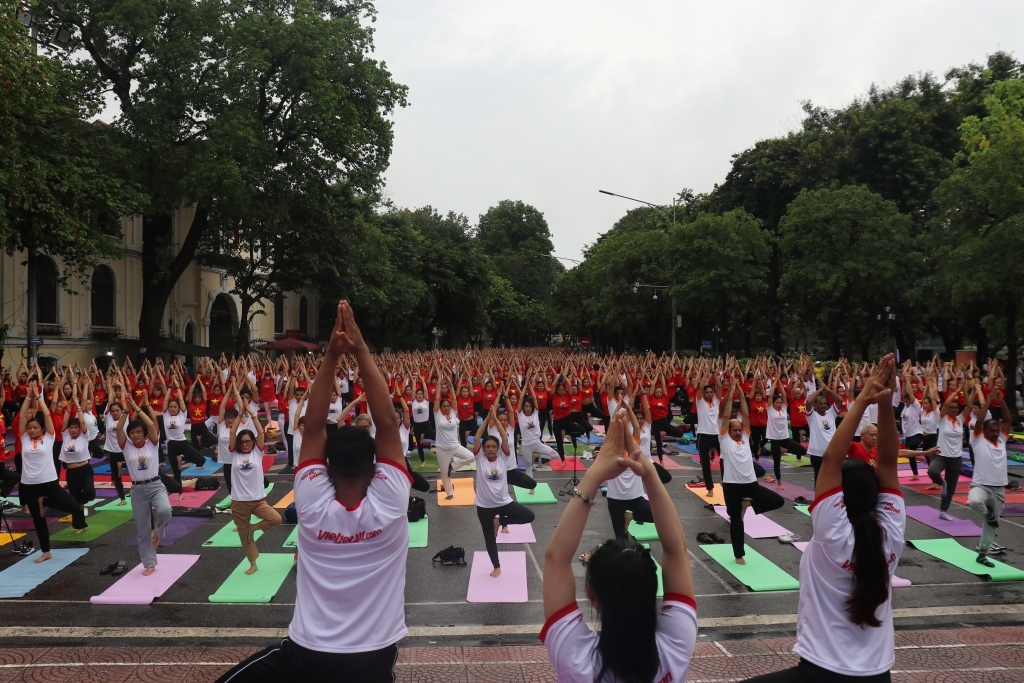 Hàng nghìn người cùng trình diễn yoga tại Hà Nội