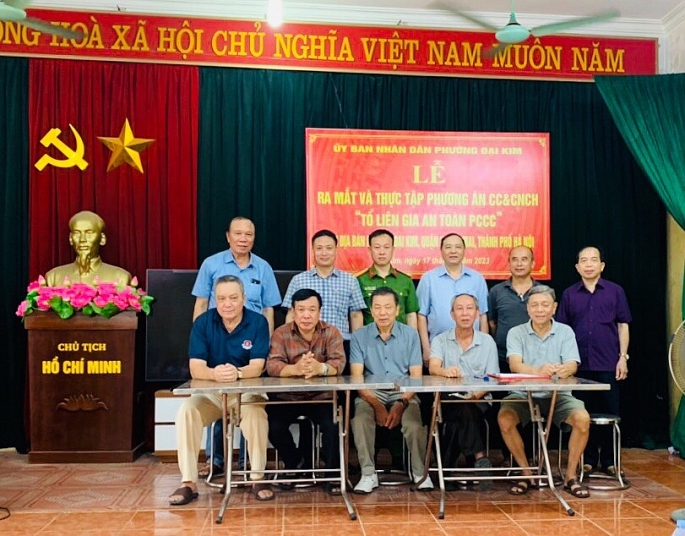 Phường Đại Kim ra mắt Mô hình “Tổ liên gia an toàn về PCCC” và “Điểm chữa cháy công cộng”. Ảnh: Sỹ Phong