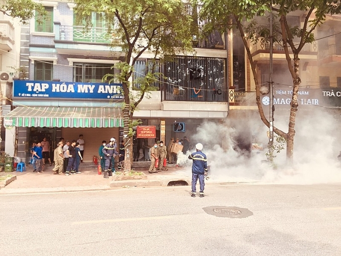 Với tinh thần khẩn trương, trách nhiệm, đám cháy trong tình huống thực tập giả định đã được các lực lượng tại chỗ của phường Đại Kim không chế và dập tắt hoàn toàn. Ảnh: Sỹ Phong