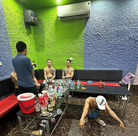Kiểm tra quán karaoke Thúy Đàn, phát hiện 7 nam thanh niên dương tính với ma túy