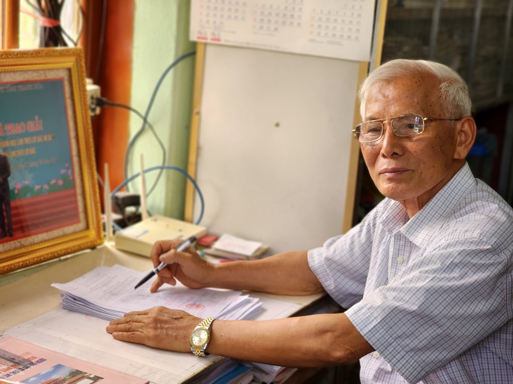 1.	Cựu chiến binh Lê Reo vẫn hăng say làm việc mặc dù đã bước sang ngưỡng tuổi 80