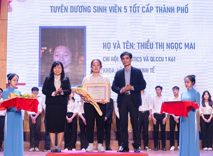Em Thiều Thị Ngọc Mai - “Sinh viên 5 tốt” cấp thành phố của trường ĐH Giao thông Vận tải. Ảnh: NVCC