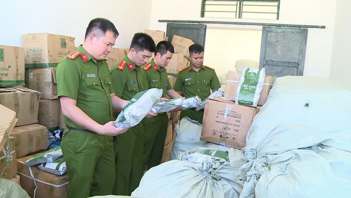 Lực lượng Công an tiến hành kiểm tra và thu giữ số hàng hoá và bao bì giả