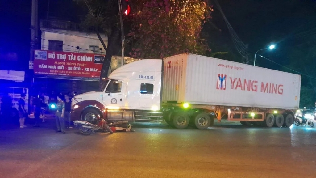 Container va chạm với 2 xe máy ở Hải Phòng, 5 người bị thương