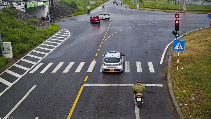Xe ô tô biển số 98A-286.42 vi phạm vượt đèn đỏ tại ngã 4 Nguyễn Văn Linh - đường gom cao tốc Hà Nội - Bắc Giang.