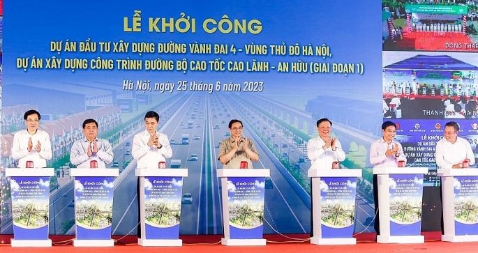 Thủ tướng Chính phủ Phạm Minh Chính, Bí thư Thành uỷ Hà Nội Đinh Tiến Dũng, Chủ tịch UBND TP Hà Nội Trần Sỹ Thanh cùng các đại biểu thực hiện nghi lễ khởi công. Ảnh: Thanh Hải