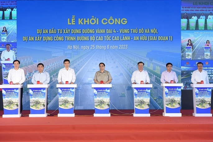 Thủ tướng Phạm Minh Chính và các đại biểu thực hiện nghi thức khởi công Dự án xây dựng đường Vành đai 4 - Vùng Thủ đô Hà Nội tại điểm cầu huyện Hoài Đức, TP Hà Nội.