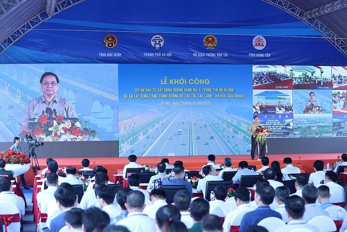 Phát biểu tại lễ khởi công, Thủ tướng Phạm Minh Chính cho biết từ đầu nhiệm kỳ đến nay, chúng ta đạt được một số dấu mốc quan trọng về phát triển đường cao tốc - Ảnh: VGP/Nhật Bắc