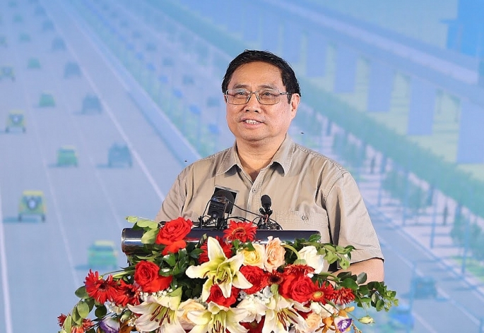 Thủ tướng nhấn mạnh việc đầu tư xây dựng tuyến đường Vành đai 4 kết nối Thủ đô Hà Nội với tỉnh Hưng Yên, tỉnh Bắc Ninh và các địa phương khác trong vùng sẽ phát huy hiệu quả đầu tư đối với các dự án đã và đang được đầu tư, tạo không gian phát triển mới.