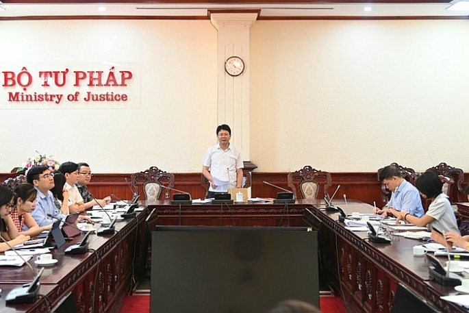 Thứ trưởng Bộ Tư pháp Nguyễn Thanh Tịnh chủ trì cuộc họp liên quan đến thực hiện nhiệm vụ rà soát VBQPPL triển khai Đề án 06 Ảnh: C.Dương