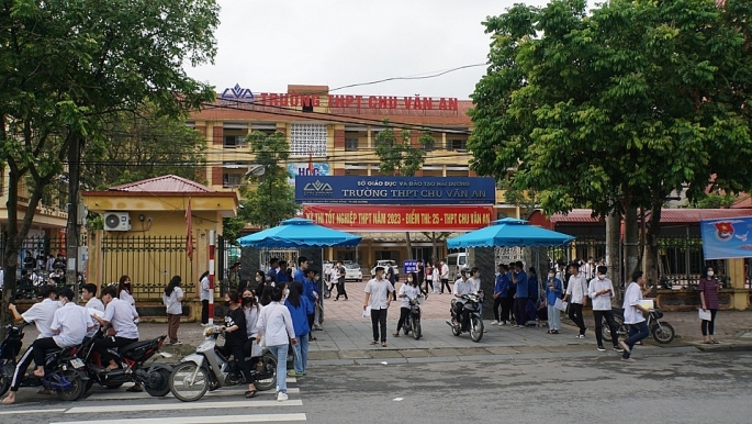 Thí sinh đến điểm thi tại trường THPT Chu Văn An, Hải Dương khá sớm. Ảnh: Vĩnh Quân