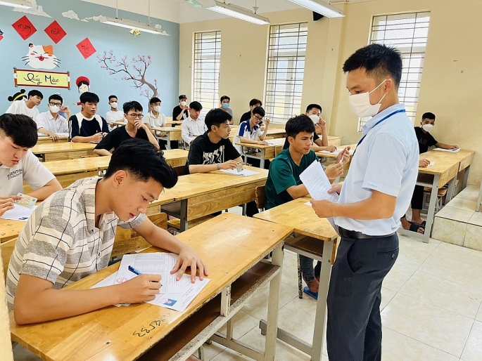 Các thí sinh rà soát lại thông tin tại điểm thi trường THPT Phú Xuyên A, huyện Phú Xuyên. Ảnh: Thanh Loan