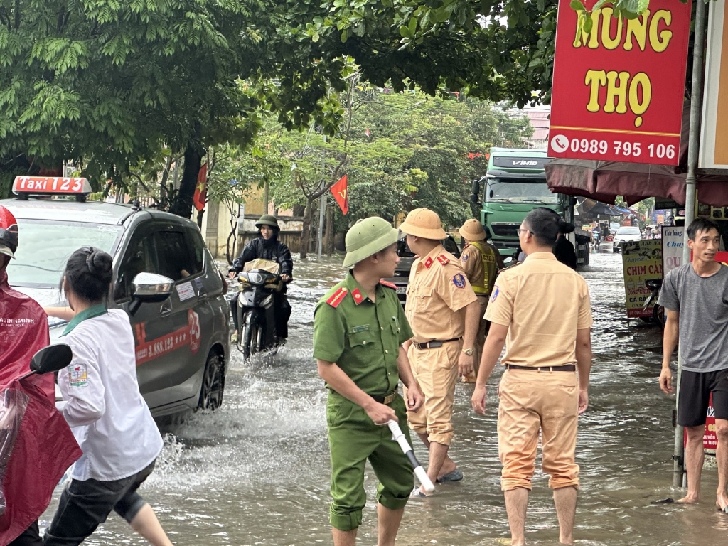 Hình ảnh xúc động hậu trường kỳ thi tốt nghiệp THPT năm 2023