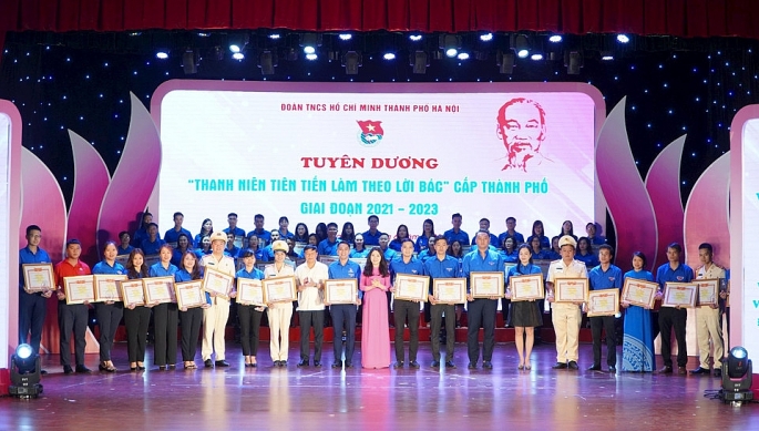 Khen thưởng “Thanh niên tiên tiến làm theo lời Bác”.