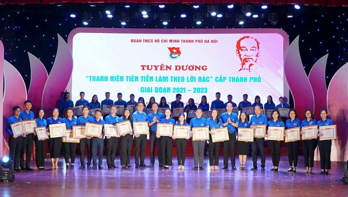 Phó Bí thư Thường trực Thành đoàn, Chủ tịch Hội Liên hiệp thanh niên Việt Nam thành phố Hà Nội Nguyễn Đức Tiến và Phó Bí thư Thành đoàn, Chủ tịch Hội Sinh viên Việt Nam thành phố Hà Nội Nguyễn Tiến Hưng trao tặng Bằng khen cho thanh niên tiêu biểu.