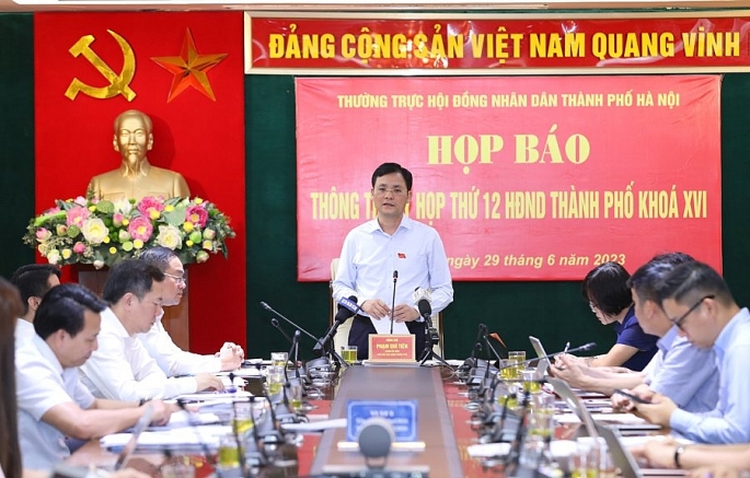 Phó Chủ tịch HĐND Thành phố Hà Nội Phạm Quí Tiên chủ trì cuộc họp báo.