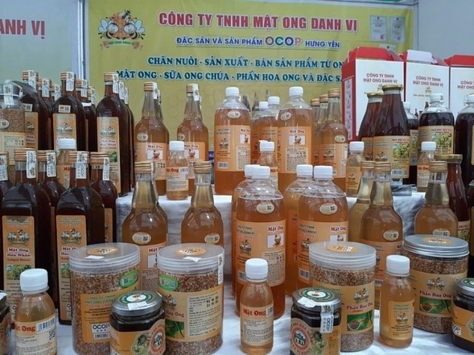 Nhiều sản phẩm như mật ong Hưng Yên, nước mắm Phú Quốc, sầu riêng miền Tây… “hội tụ” tại Tuần hàng quảng bá, giới thiệu và bán nông sản thực phẩm các tỉnh, TP tại Hà Nội. 
