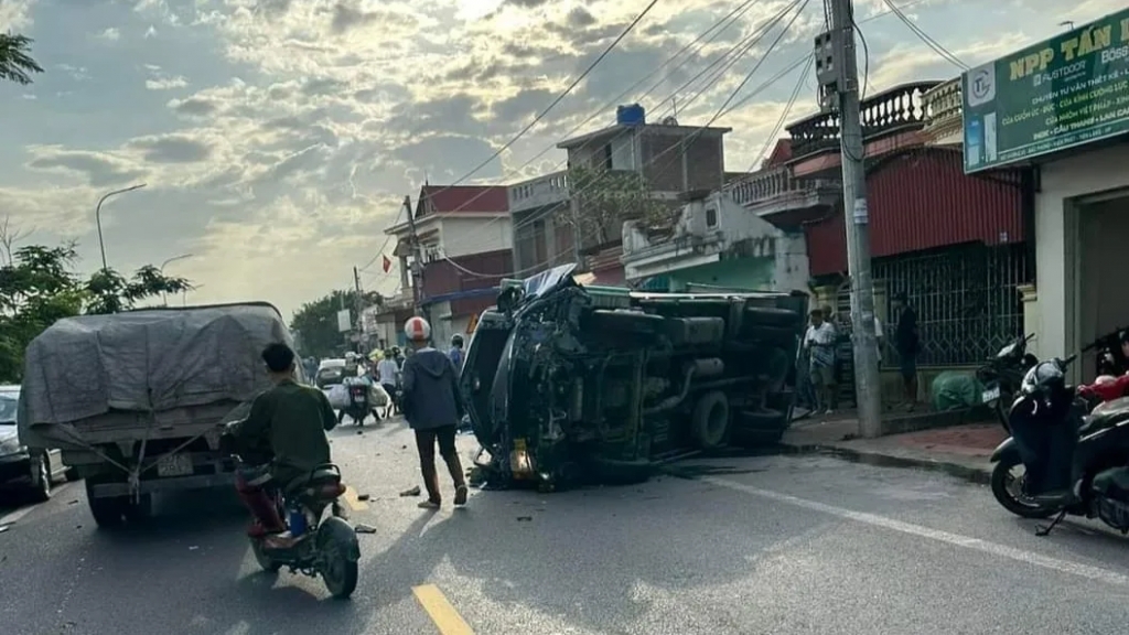 Va chạm với xe tải ở Hải Phòng, 2 người đi xe máy tử vong