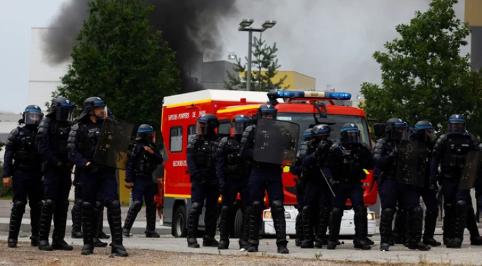 Bạo loạn gia tăng, Pháp ban hành lệnh giới nghiêm ở ngoại ô thủ đô Paris