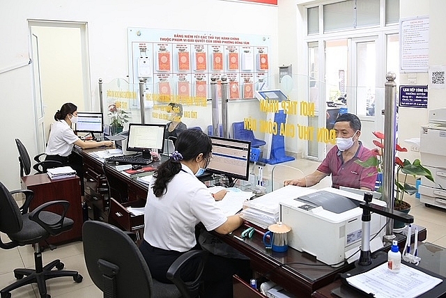 Người dân thực hiện TTHC tại bộ phận một cửa phường Đồng Tâm, quận Hai Bà Trưng, Hà Nội