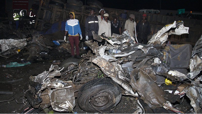 Xe tải mất lái gây tai nạn kinh hoàng khiến 48 người thiệt mạng